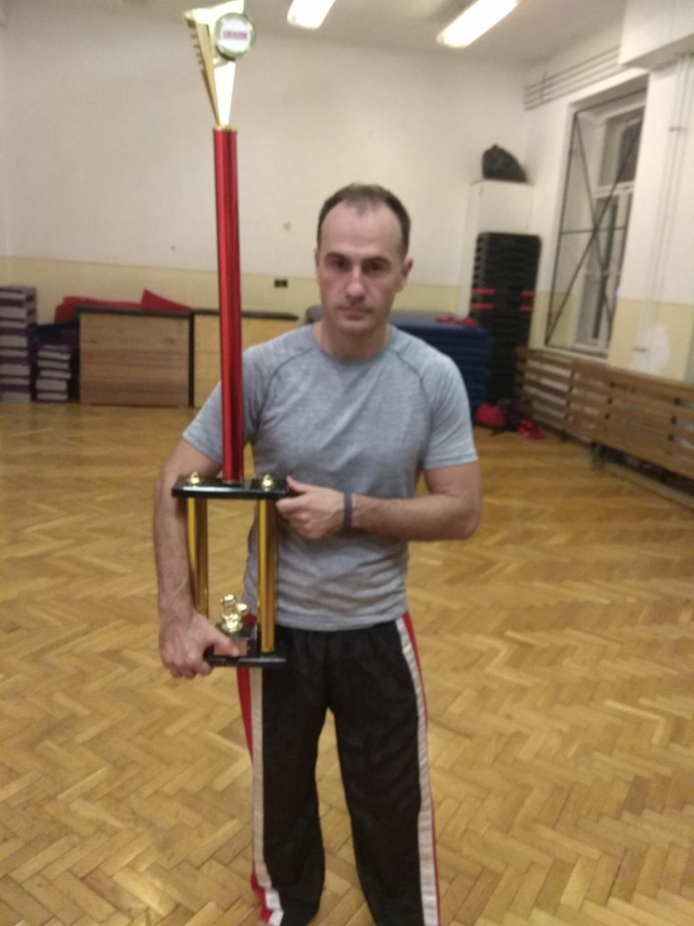 Mészáros Márk és a győztes kupa a Czech Open elnevezésű versenyről